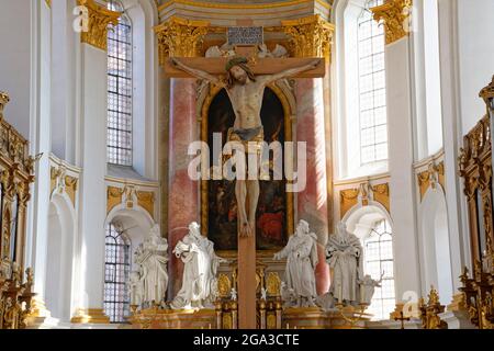 Abbazia di Wiblingen (ex abbazia benedettina), sala coro della chiesa abbaziale, con croce e altare maggiore, parte di Ulm, Baden-Württemberg, Germania Foto Stock