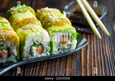sushi con avocado e salmone con formaggio philadelphia da vicino Foto Stock
