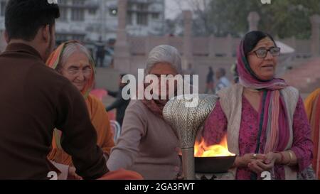 VARANASI, INDIA - 06 marzo 2019: Le sacre preghiere indù sulle rive del fiume Gange nella Santa Varanasi o Kashi, India Foto Stock