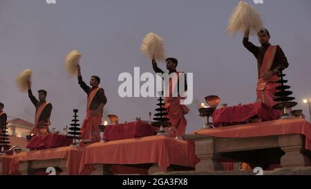 VARANASI, INDIA - 06 marzo 2019: Le sacre preghiere indù sulle rive del fiume Gange nella Santa Varanasi o Kashi, India Foto Stock