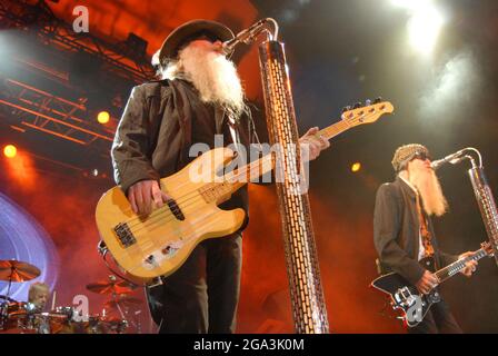 8 MAGGIO: Frank Beard, Dusty Hill e Billy Gibbons of ZZ Top si esibiscono presso il Chastain Park Amphitheatre di Atlanta l'8 maggio 2010. CREDITO: Chris McKay/MediaPunch Foto Stock