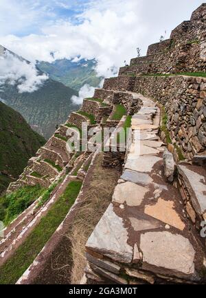 Choquequirao, una delle migliori rovine Inca del Perù. Sentiero escursionistico Choquequirao Inca vicino a Machu Picchu. Regione di Cuzco in Perù. Campi terrazzati Foto Stock