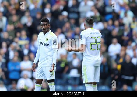 BLACKBURN, REGNO UNITO. 28 LUGLIO Jack Harrison di Leeds United rimostrates con Junior Firpo di Leeds United durante la pre-stagione amichevole match tra Blackburn Rover e Leeds United a Ewood Park, Blackburn mercoledì 28 luglio 2021. (Credit: Pat Scaasi | MI News) Credit: MI News & Sport /Alamy Live News Foto Stock