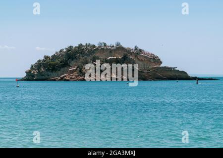 Roccia di Anicha, minuscolo isolotto vulcanico situato nella costa del parco naturale di Arrábida in Portogallo Foto Stock