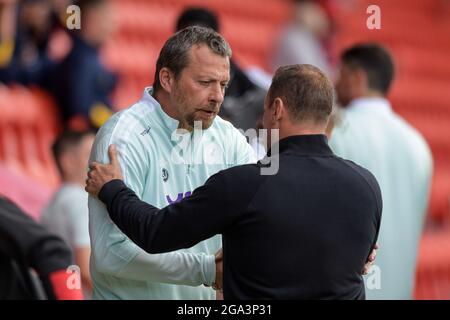 Richie Wellens manager di Doncaster Rovers dà il benvenuto a Slavisa Jokanovic manager di Sheffield Unito allo stadio Keepmoat Foto Stock