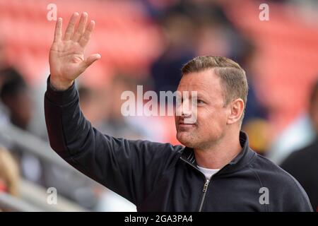 Doncaster, Regno Unito. 28 luglio 2021. Richie Wellens manager di Doncaster Rovers ondeggia alla folla a Doncaster, Regno Unito, il 28/7/2021. (Foto di Simon Whitehead/News Images/Sipa USA) Credit: Sipa USA/Alamy Live News Foto Stock