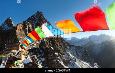 Bandiere buddiste di preghiera, vista dal passo Renjo la - Nepal himalaya montagne Foto Stock