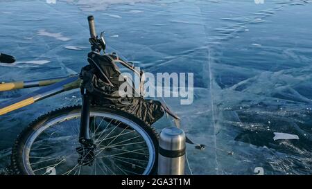 L'uomo e la sua bicicletta su ghiaccio. Guarda il bellissimo ghiaccio nel Foto Stock
