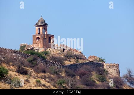 Fortificazione con bastioni di Jaigarh forte e Amer o Amber Città vicino Jaipur città India vista serale Foto Stock