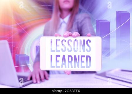 Didascalia di testo che presenta le lezioni apprese. Concetto di business la conoscenza o la comprensione acquisita da esperienza Donna di business seduta in Office Holding Foto Stock