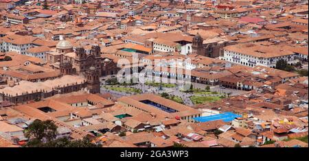 Bella vista del centro storico di Cusco o Cuzco città, Perù, tetti rossi, Plaza de Armas Foto Stock
