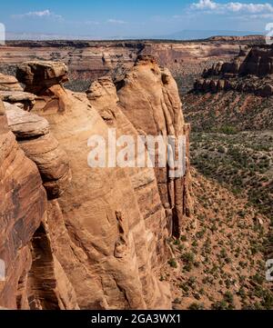 Vista prospettica delle enormi formazioni rocciose del forno a coke in pietra arenaria al Colorado National Monument, Grand Junction Colorado Foto Stock