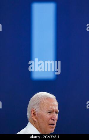 Macungie, Stati Uniti. 28 Luglio 2021. Il presidente Joe Biden parla della produzione americana durante una visita allo stabilimento Mack Trucks Lehigh Valley Operations di Macungie, USA. Credit: Chase Sutton/Alamy Live News Foto Stock