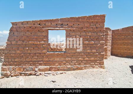 Rovine archeologiche: Case di aborigine in mattoni di adobe, Salta, Argentina Foto Stock