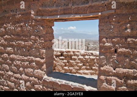 Rovine archeologiche: Case di aborigine in mattoni di adobe, Salta, Argentina Foto Stock