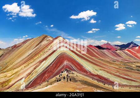 Rainbow montagna o Vinicunca Montana de Siete Colores e bellissimo cielo, Cuzco o Cusco regione in Perù, Ande peruviane, vista panoramica Foto Stock
