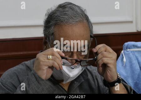 Kolkata, India. 28 luglio 2021. Jawahar Sircar, ex CEO di Prasar Bharati e candidato al Congresso Trinamool Rajya Sabha dopo il file di nomina incontra la stampa presso la Casa dell'Assemblea legislativa del Bengala Occidentale a Kolkata. (Foto di Dipa Chakraborty/Pacific Press) Credit: Pacific Press Media Production Corp./Alamy Live News Foto Stock