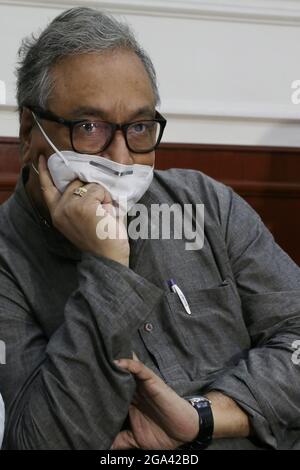 Kolkata, India. 28 luglio 2021. Jawahar Sircar, ex CEO di Prasar Bharati e candidato al Congresso Trinamool Rajya Sabha dopo il file di nomina incontra la stampa presso la Casa dell'Assemblea legislativa del Bengala Occidentale a Kolkata. (Foto di Dipa Chakraborty/Pacific Press) Credit: Pacific Press Media Production Corp./Alamy Live News Foto Stock