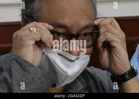 Kolkata, India. 28 luglio 2021. Jawahar Sircar, ex CEO di Prasar Bharati e candidato al Congresso Trinamool Rajya Sabha dopo il file di nomina incontra la stampa presso la Casa dell'Assemblea legislativa del Bengala Occidentale a Kolkata. (Foto di Dipa Chakraborty/Pacific Press) Credit: Pacific Press Media Production Corp./Alamy Live News Foto Stock