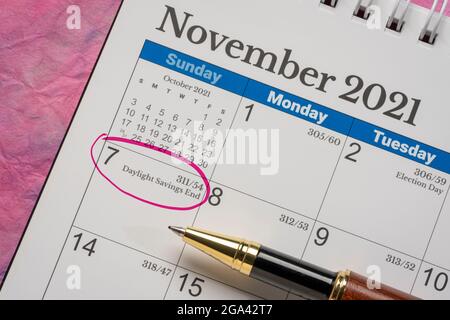 Novembre 2021, calendario desktop a spirale con la fine dell'ora legale contrassegnata in rosso, business e Time Concept Foto Stock