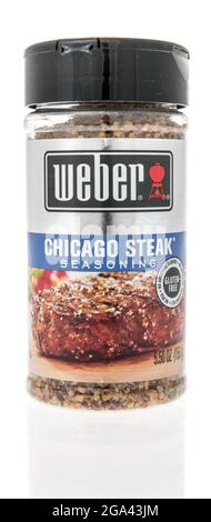 Winneconne, WI-25 Luglio 2021: Un pacchetto di bistecca di Weber chicago condire spezie su uno sfondo isolato Foto Stock