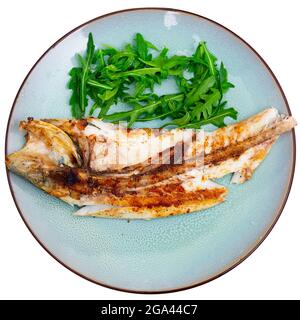 Pesce persico alla griglia servito con rucola Foto Stock