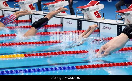 Tokio, Giappone. 29 luglio 2021. Nuoto: Olimpiadi, 800 m freestyle, uomini, finale al Tokyo Aquatics Center. Florian Wellbrock dalla Germania (2° da destra) in azione al via. Credit: Friso Gentsch/dpa/Alamy Live News Foto Stock