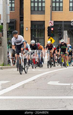 Wauwatosa, WI/USA - 27 giugno 2021: Il ciclista guida il gruppo nella categoria tre uomini quattro gara al Tosa Village Classic durante il Tour of America's Dairyland. Foto Stock