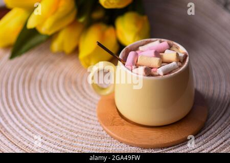 marshmallows multicolore in una tazza di caffè. mock up Foto Stock