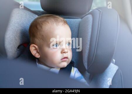 Il bambino nel seggiolino per auto osservata attraverso il sedile  posteriore specchio nel retro della macchina Foto stock - Alamy