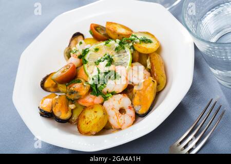 Gustosa patate stufate con frutti di mare Foto Stock