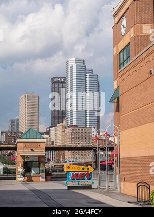 Parte del centro di Pittsburgh, Pennsylvania, Stati Uniti visto da Station Square sul lato sud Foto Stock