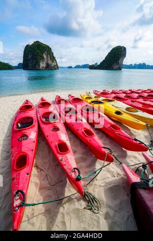 Bel kayak nella baia di ha Long nel nord del Vietnam Foto Stock