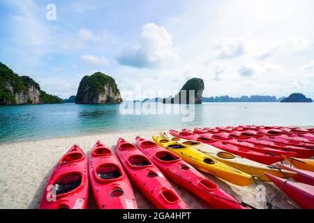 Bel kayak nella baia di ha Long nel nord del Vietnam Foto Stock