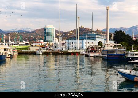 Vista dal mare alla stazione passeggeri del porto di Batumi e delle barche ormeggiate Foto Stock