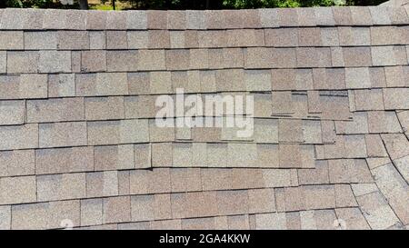 Le alette del tetto sono danneggiate e necessitano di riparazione Foto Stock