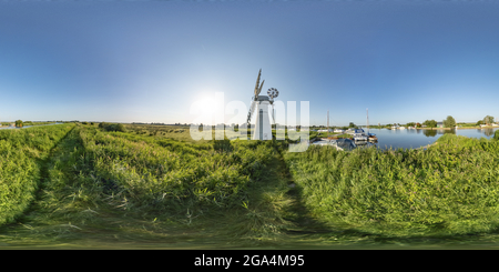 Visualizzazione panoramica a 360 gradi di Thurne Mill sul fiume Thurne, Norfolk Broads