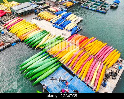 Bel kayak nella baia di ha Long nel nord del Vietnam Foto Stock