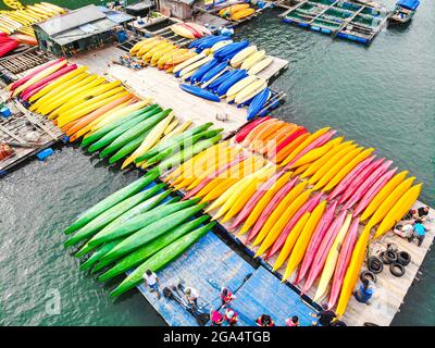 Bel kayak nella baia di ha Long nel nord del Vietnam Foto Stock