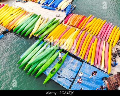 Bel kayak nella baia di ha Long nel nord del Vietnam Foto Stock