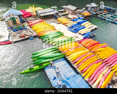 Bel kayak nella baia di ha Long nel nord del Vietnam Foto Stock