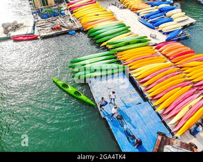 Bel kayak nella baia di ha Long nel nord del Vietnam Foto Stock