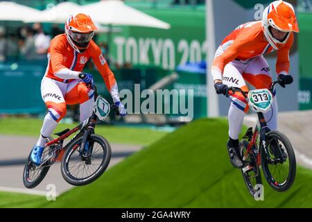 TOKYO, GIAPPONE - LUGLIO 29: Twan van Gendt dei Paesi Bassi e Niek Kimmann dei Paesi Bassi in competizione sui quarti di finale durante i Giochi Olimpici di Tokyo 2020 al Fuji International Speedway il 29 luglio 2021 a Tokyo, Giappone (Foto di Ronald Hoogendoorn/Orange Pictures) NOCNSF House of Sports Foto Stock