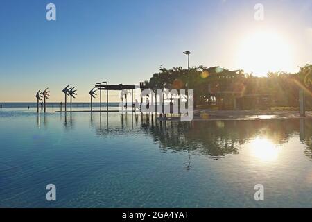 Vista del cielo blu di mattina presto alla grande laguna artificiale sulla Cairns City Esplanade Foto Stock