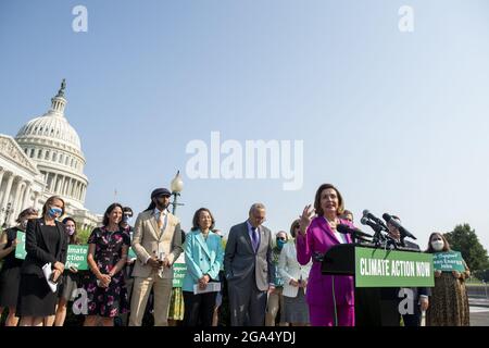 Il relatore della Camera dei rappresentanti degli Stati Uniti Nancy Pelosi (democratico della California) ha commentato durante una conferenza stampa per chiedere un'azione sul clima al di fuori del Campidoglio degli Stati Uniti a Washington, DC, mercoledì 28 luglio 2021. Foto di Rod Lamkey/CNP/ABACAPRESS.COM Foto Stock