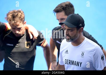 Tokio, Giappone. 29 luglio 2021. Hockey, uomini: Olimpiadi, Sudafrica - Germania, turno preliminare, Gruppo B, Giornata 4, all'Oi Hockey Stadium. Kais al Saadi, allenatore nazionale di hockey maschile, parla con i giocatori. Credit: Sebastian Gollnow/dpa/Alamy Live News Foto Stock