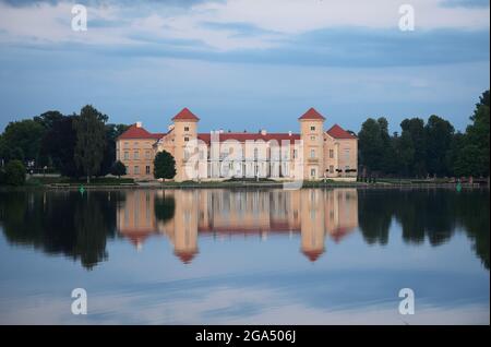 Rheinsberg, Germania. 28 luglio 2021. Castello di Rheinsberg sulla sponda orientale del Lago di Grienerick. Il castello nel quartiere di Ostprignitz-Ruppin appartiene con i suoi giardini alla Fondazione dei palazzi e dei giardini prussiani Berlino-Brandeburgo (SPSG). Credit: Soeren Stache/dpa-Zentralbild/dpa/Alamy Live News Foto Stock