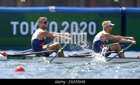 I vogatori cechi L-R Jiri Simanek e Miroslav Vrastil compete nella finale di due scafi da uomo leggero durante le Olimpiadi estive di Tokyo 2020, il 29 luglio Foto Stock