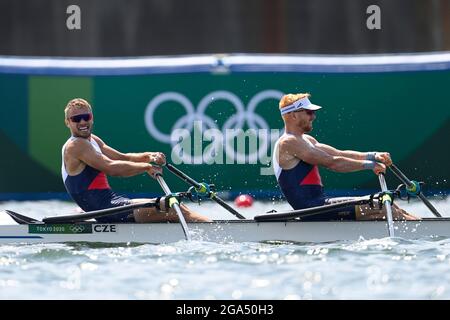 I vogatori cechi L-R Jiri Simanek e Miroslav Vrastil compete nella finale di due scafi da uomo leggero durante le Olimpiadi estive di Tokyo 2020, il 29 luglio Foto Stock