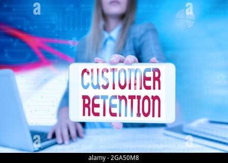Scrittura con visualizzazione del testo conservazione del cliente. Panoramica aziendale attività le aziende prendono per ridurre le defezioni degli utenti Business Woman seduto in ufficio Foto Stock